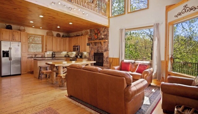 Above It All- Cabin, Hot Tub, Pet Friendly, Pool Table, Mtn View, Gas Fireplace