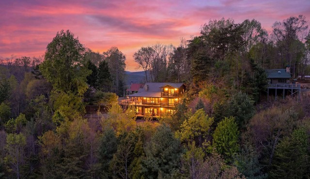 Above the Clouds: Summer Mountain Retreat with Hot Tub, Fireplace & Views