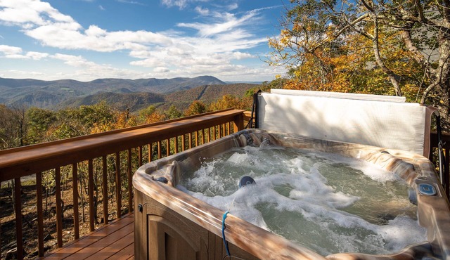 Above The Clouds - 3BR/2BA Long Range Mtn Views with Hot Tub & WiFi