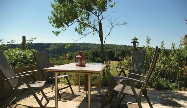 Above the Sieg and the picturesque town of Eitorf is this cozy vacation apartment. The apartment off