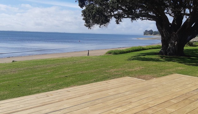 Absolute Beach Front,3 brm bach sleeps 6 .Plus 5 person sleepout also available