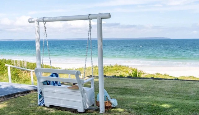 Absolute Beach – panoramic ocean views, just a few metres to the sands of Callala Beach