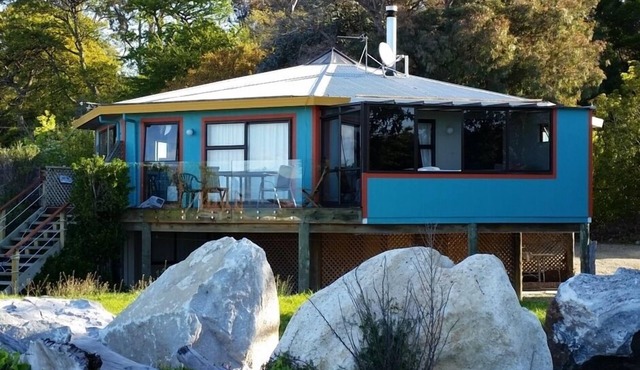 Absolute Beachfront Ruby Bay - Spectacular Views, step straight on to the beach