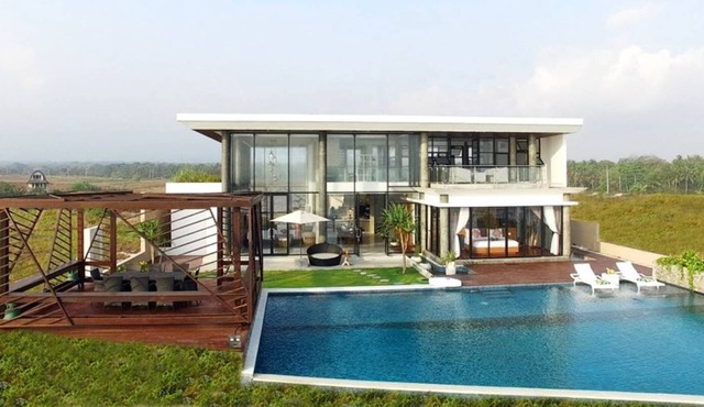 absolute beachfront retreat for a couple