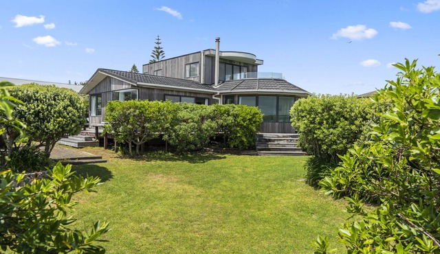 Absolute Beachfront Bliss - Waikanae Beach Home