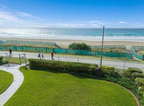 Absolute Beachfront 3BR Apartment Ocean Views Pool Spa & Tennis Court