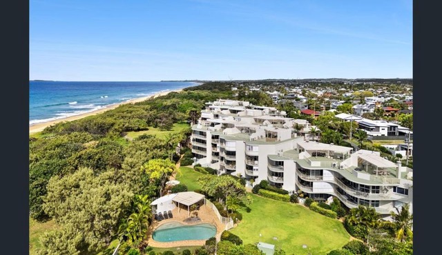 Absolute Beachfront Apartment, Kawana Beach Escape