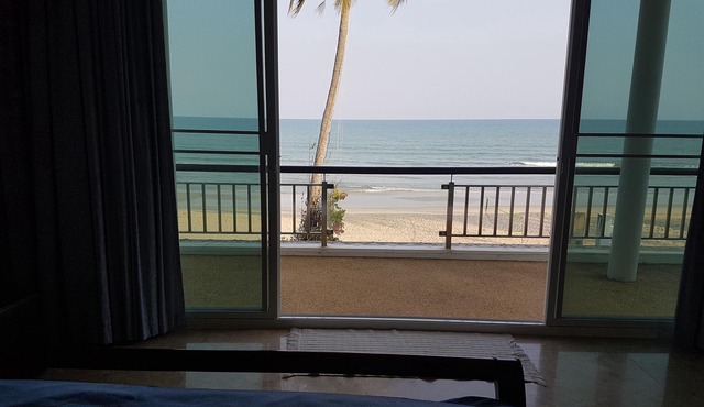 Absolute beechfront, 13 beds, private pool
