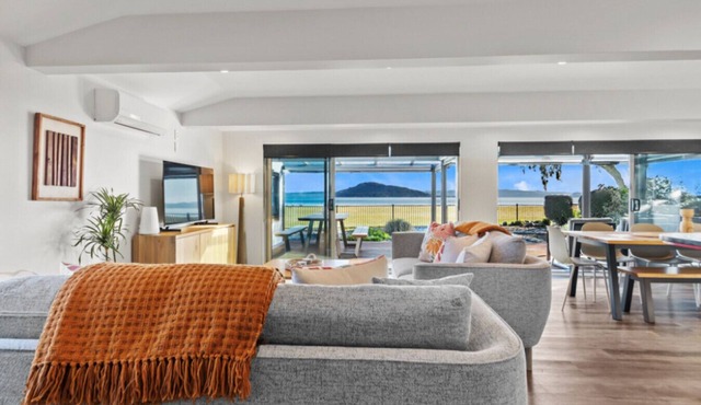 Absolute Lakefront | Panoramic Views & Spacious Stay for 10