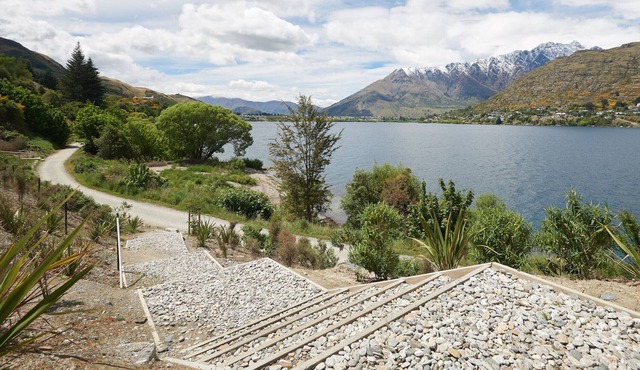 ABSOLUTE LAKEFRONT - QUEENSTOWN APARTMENT in Queenstown