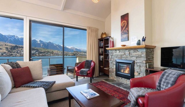Absolute Lakeside - Stunning Views & Close To Town