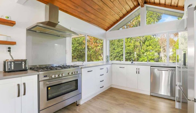 Absolute Redwoods | Stylish Lynmore Home