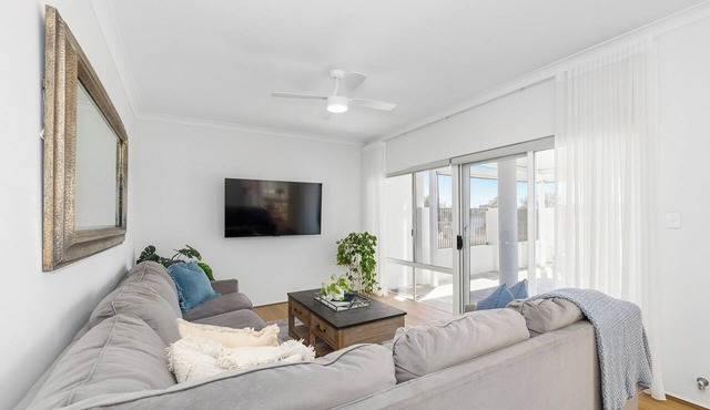 Absolute Riverfront Retreat | Swan River Views | Sleeps 6