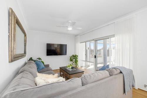 Absolute Riverfront Retreat Swan River Views