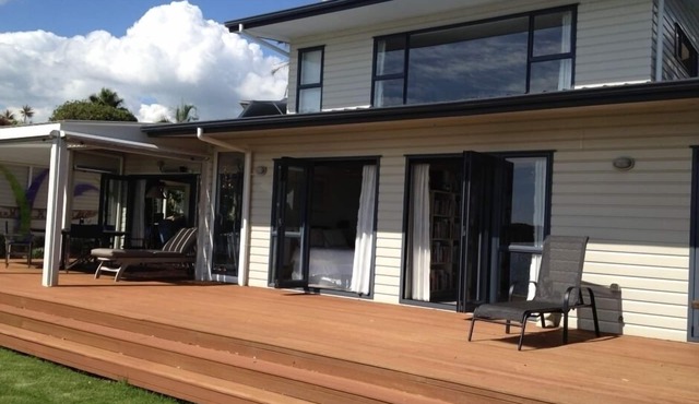 Absolute Waterfront Serenity- with small kitchen - only 1 hour from Auckland