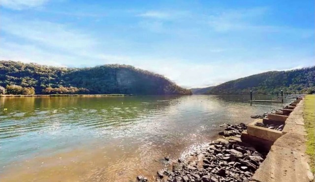 Absolute Waterfrontage - 3 bedroom plus loft - Cabin 11