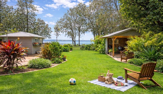 Absolute Waterfront | Sleeps 10 | Family Retreat