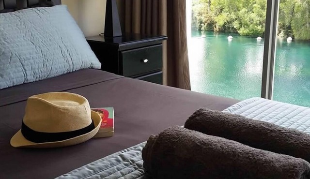 Absolute waterfront apartment. Stunning river views. Swimming pool and kayaks.