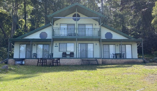 Absolute Waterfront - Banksia Chalet at Shoalhaven Lodge