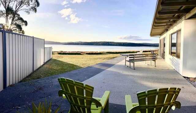 Absolute waterfront - Family & pet friendly house
