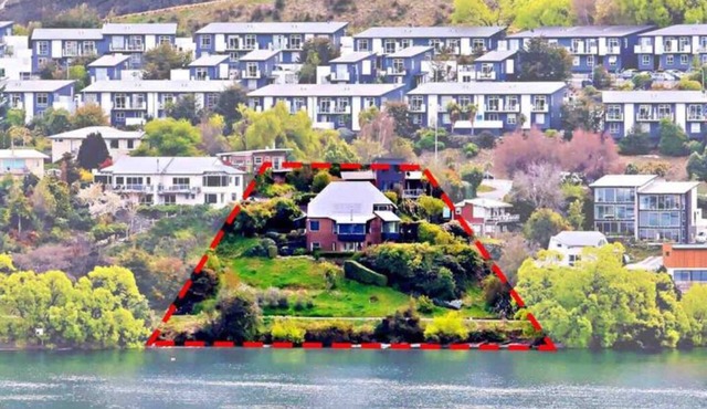 Absolutely Lakeside House - 5mins to Town - Step outside to the lake and trail.