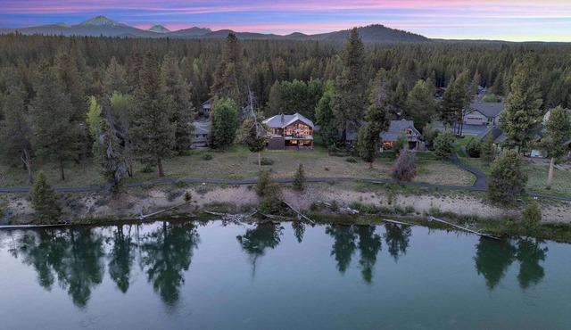 AC, on the Deschutes River, Luxury, quiet neighborhood, 5 star views!
