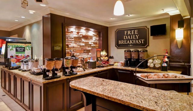 Accessible 1BR Suite w/Tub | Hot Breakfast + Pool