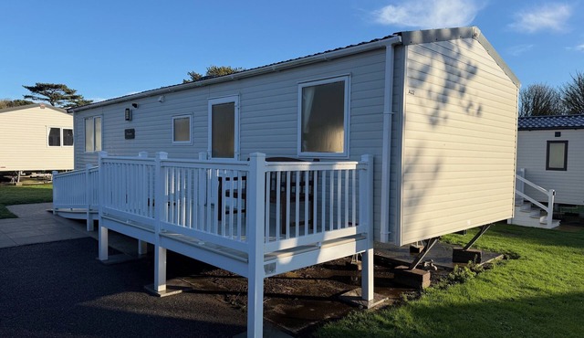 Accessible Classic Holiday Home for 4, comfortable coastal getaway