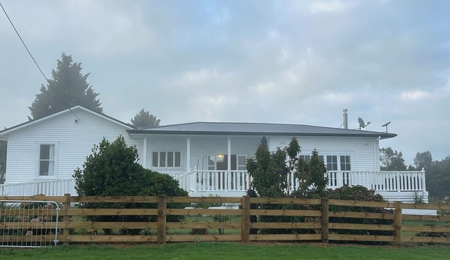 Accessible Ohope Beach Country Cottage with hot tub and indoor wood fire