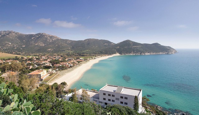 Accogliente Villa Immersa nel Verde con Incantevole Vista Mare