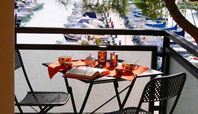 Accommodation on the seafront promenade | Ap44