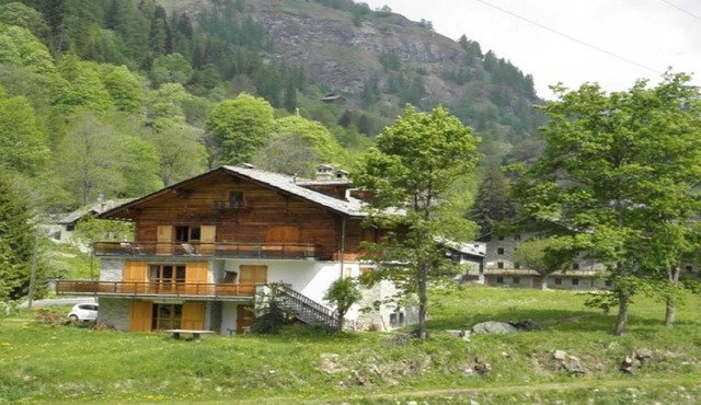 Accommodation with splendid views of Monte Rosa, 5 minutes by car from Gressoney.