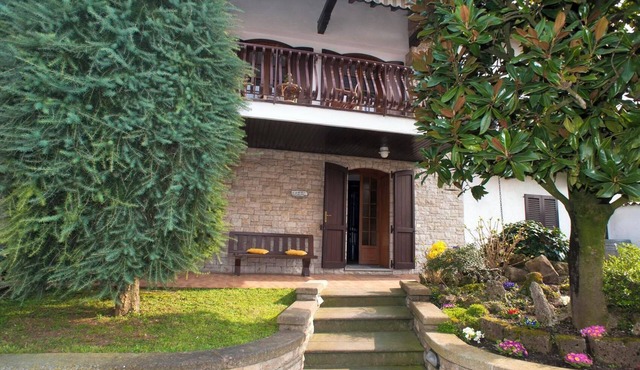 Accommodation for 5 people a few steps from the lakefront with large terrace overlooking the lake