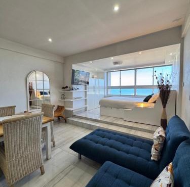 Accommodation Front - Luxurious 2 Sleeper Overlooking the Beachfront