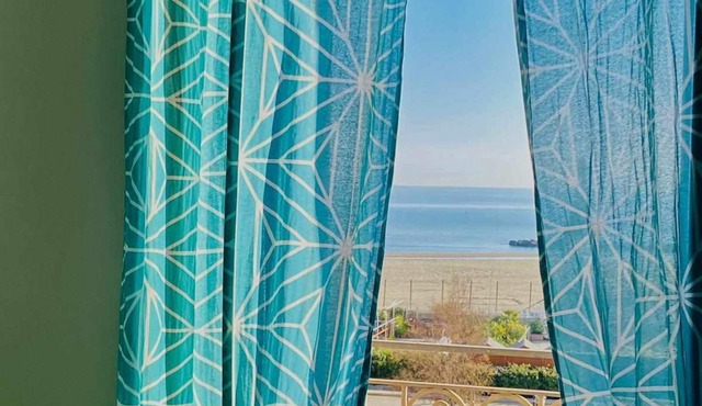 Accommodation in Art Nouveau building facing the sea
