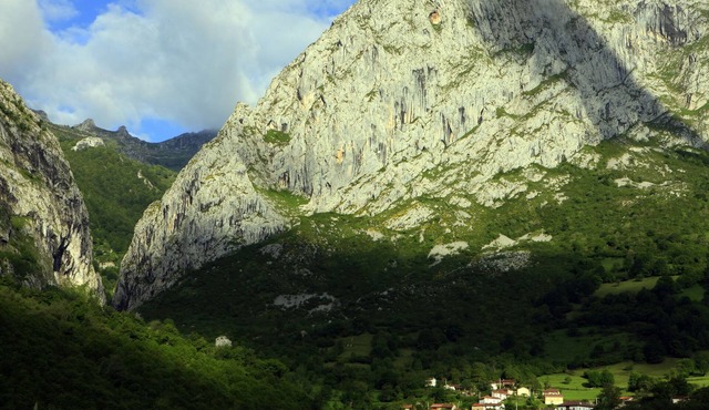Accommodation in the mountains. Jacuzzi. Picos de Europa. Asturias. Cangas de Onis.