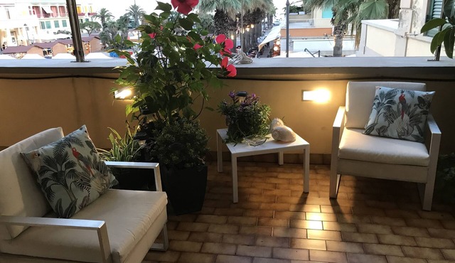 Accommodation in period building with a sea view terrace - in pedestrian zone