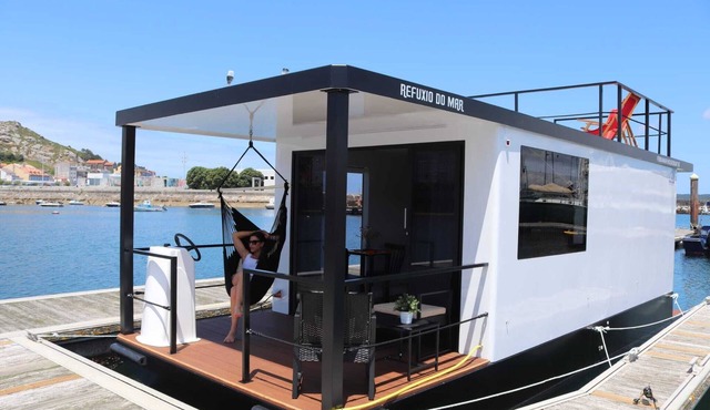 Accommodation on a boat with the comforts of a house in Muxía.