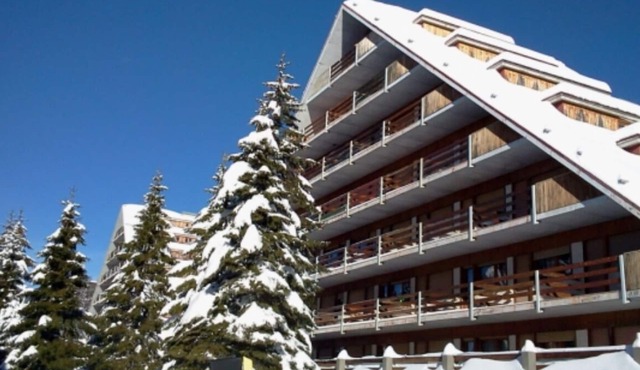 ACCOMMODATION ON TWO LEVELS WITH PRIVATE POOL ON SKI SLOPES