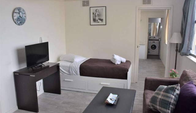Accommodation Sydney | Hyde Park One-Bedroom Top Floor Apartment with City View