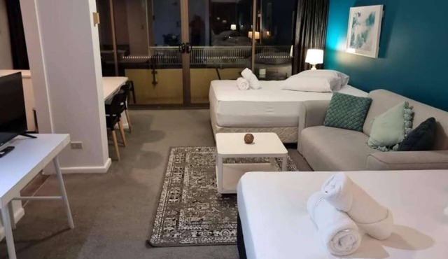Accommodation Sydney | Hyde Park Studio Apartment with Balcony
