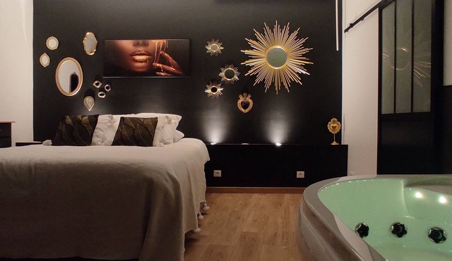 Accommodation with a landscaped patio with trees. Ideal for a moment for two.