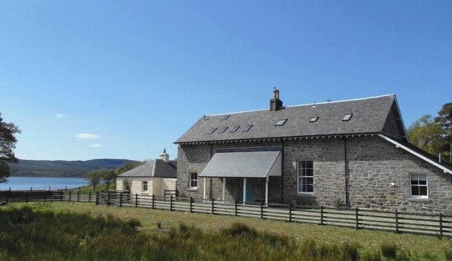 ACHAGLACHGACH STABLES, pet friendly, with open fire in Tarbert