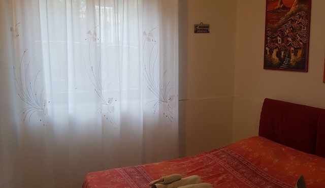 Aci Castello: little flat with private garden