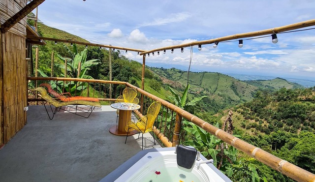 Acogedora cabaña en Eje Cafetero Colombiano con preciosa vista a las montañas