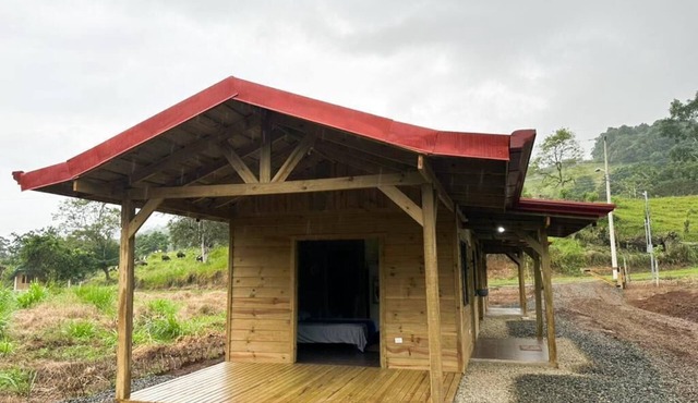 Acogedoras cabañas de madera Oso Perezoso, listas para su descanso en el campo.