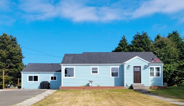 Acreage with sauna, hot tub, firepit, separate studio - beach nearby & dogs OK