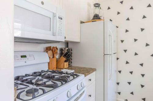 ACVH Pacific Beach Breezy Cottages 4