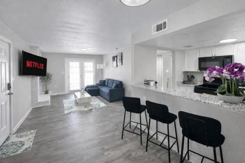 Addison Apartment with Free Parking Pool Gym