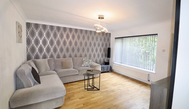 Addlestone Spacious Four Bedroom House